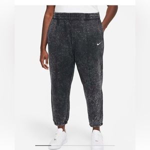 Women’s Nike sweatpants. New without tags. Size XL.